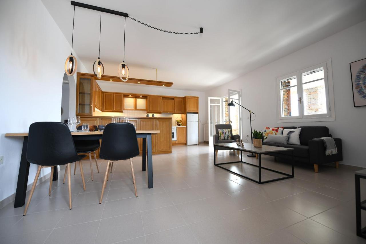 Amazing 2 Bedroom Apartment Overlooking The Marina Of Vourkárion מראה חיצוני תמונה